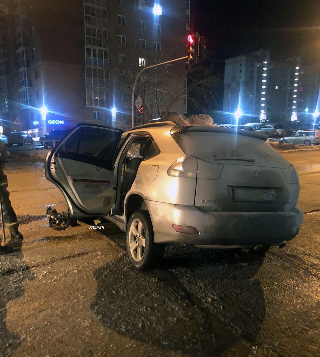 Фото Пассажир Lexus погиб в ночной аварии в Новосибирске 2